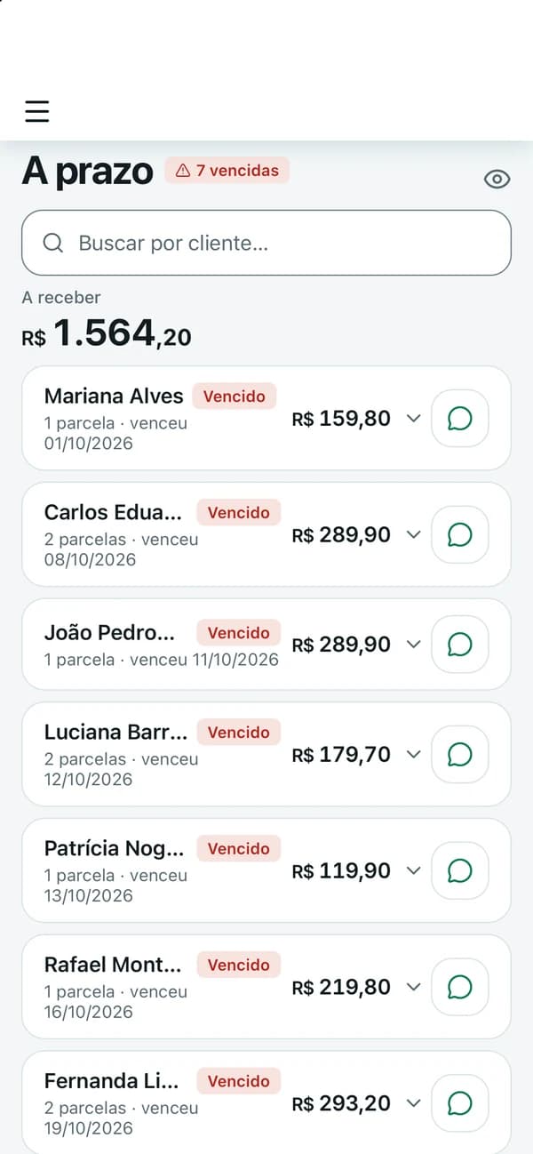 Tela A prazo no app do Nivro: total a receber e a lista de parcelas vencidas por cliente, com o botão de WhatsApp em cada uma.